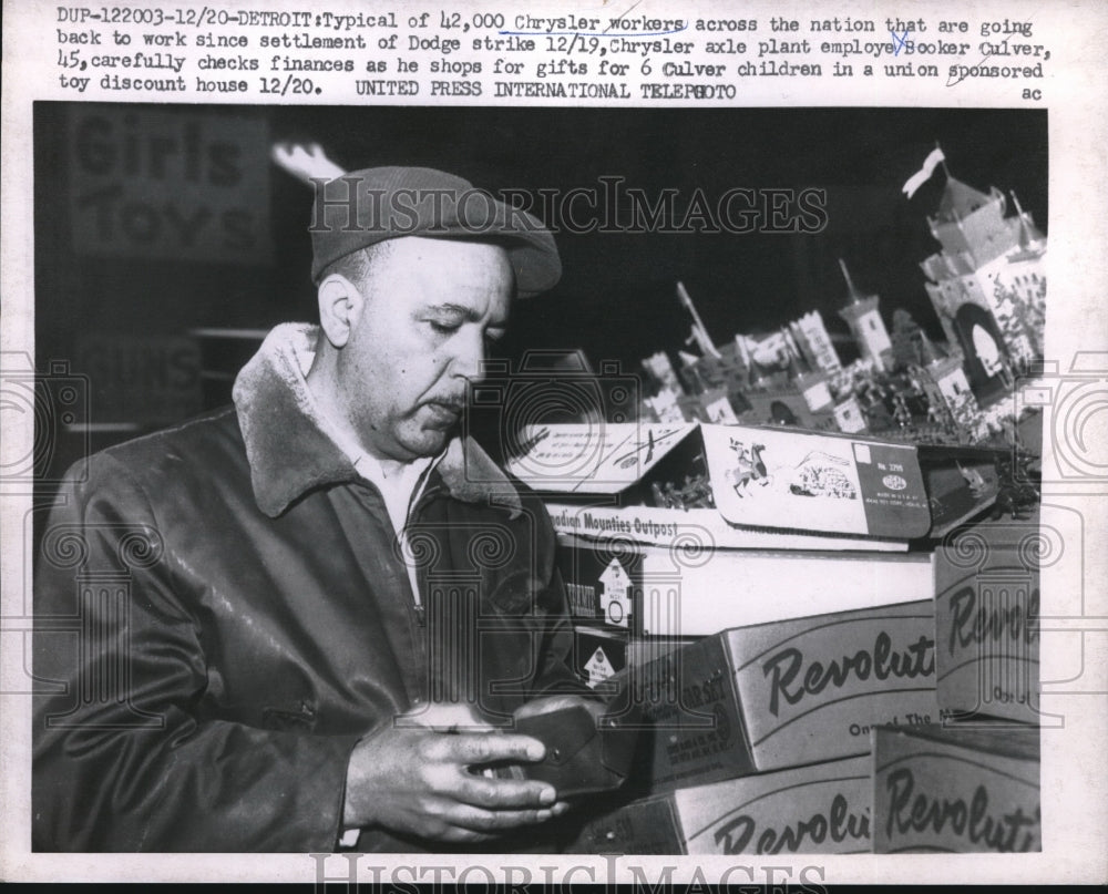 1959 Press Photo Chrysler axle plant employe Booker Culver shopping for toys- Historic Images