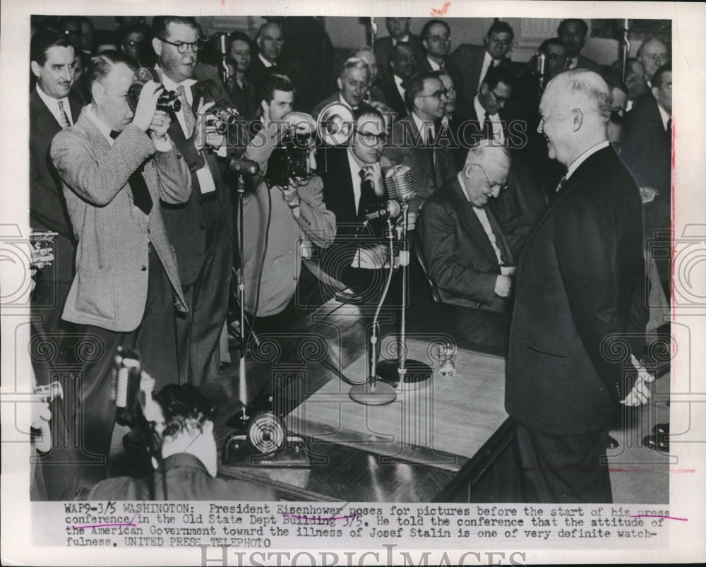 1958 Press Photo Pres. Eisenhower Poses for Pictures at Washington Press Conf.