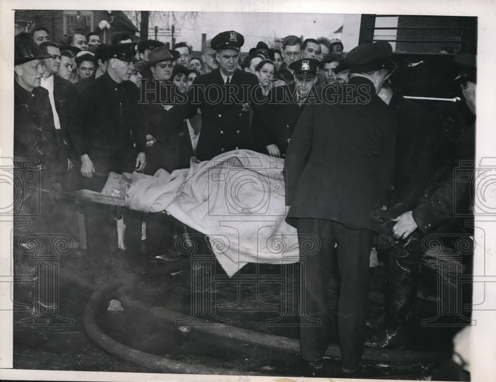 1946 Press Photo Chicago, bodies recovered from plane crash site- Historic Images