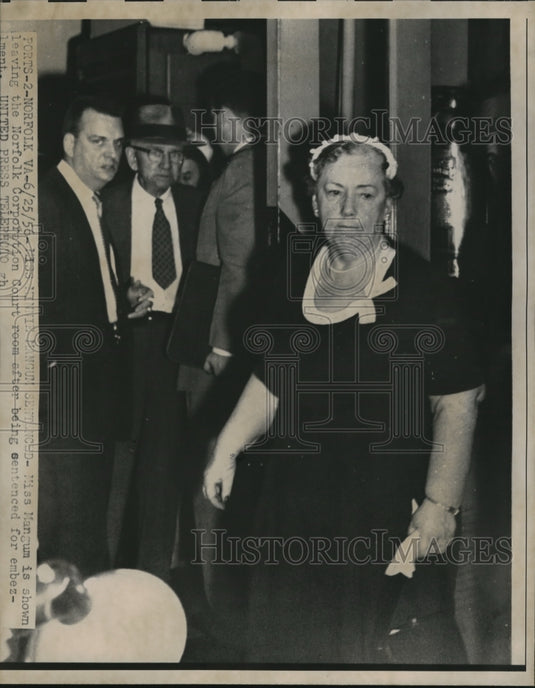 1956 Press Photo Minnie Mangum Leaving Court After Embezzlement Conviction- Historic Images