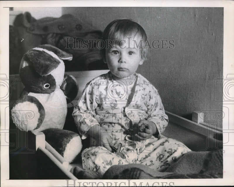 Load image into Gallery viewer, 1948 Press Photo Young Neils Rebholz in his home in Copenhagen
