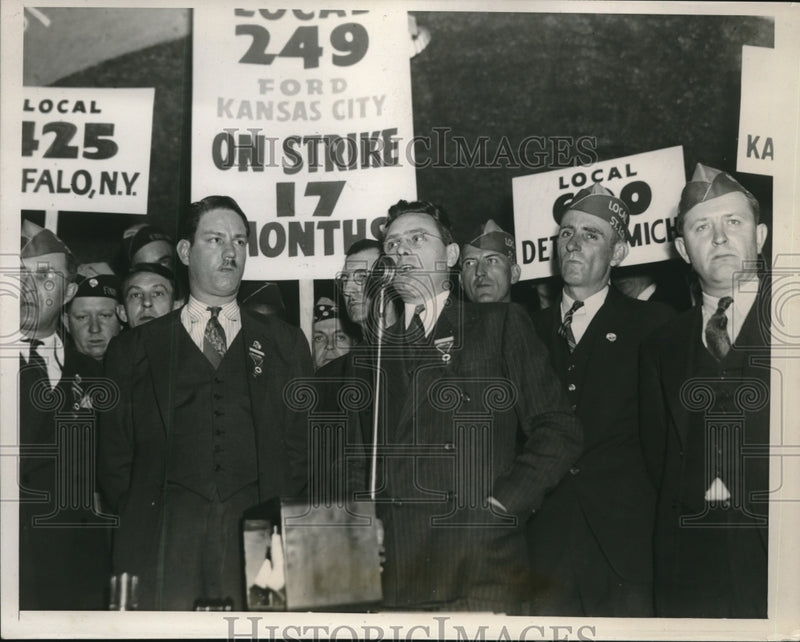 Load image into Gallery viewer, 1939 Press Photo Unionist Homer Martin and Ford Local President Baron DeLouis
