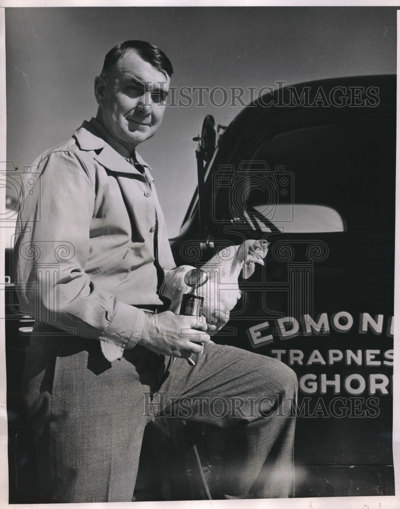 1946 Press Photo George Edmonds, Luverne Minn &amp; champion leghorn chicken- Historic Images