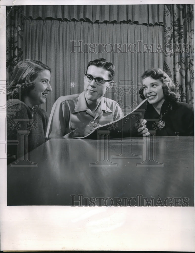 Load image into Gallery viewer, 1952 Press Photo Iowa's Chuck Darling center trying out for the all time record
