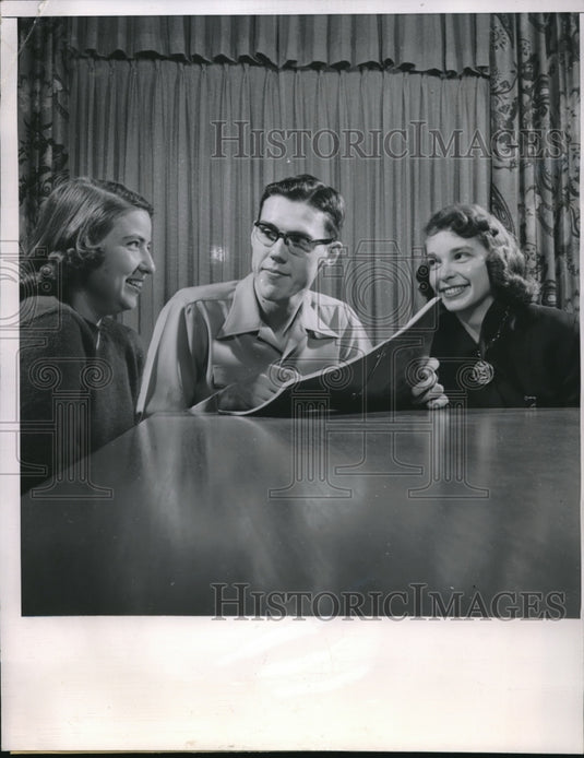 1952 Press Photo Iowa's Chuck Darling center trying out for the all time record