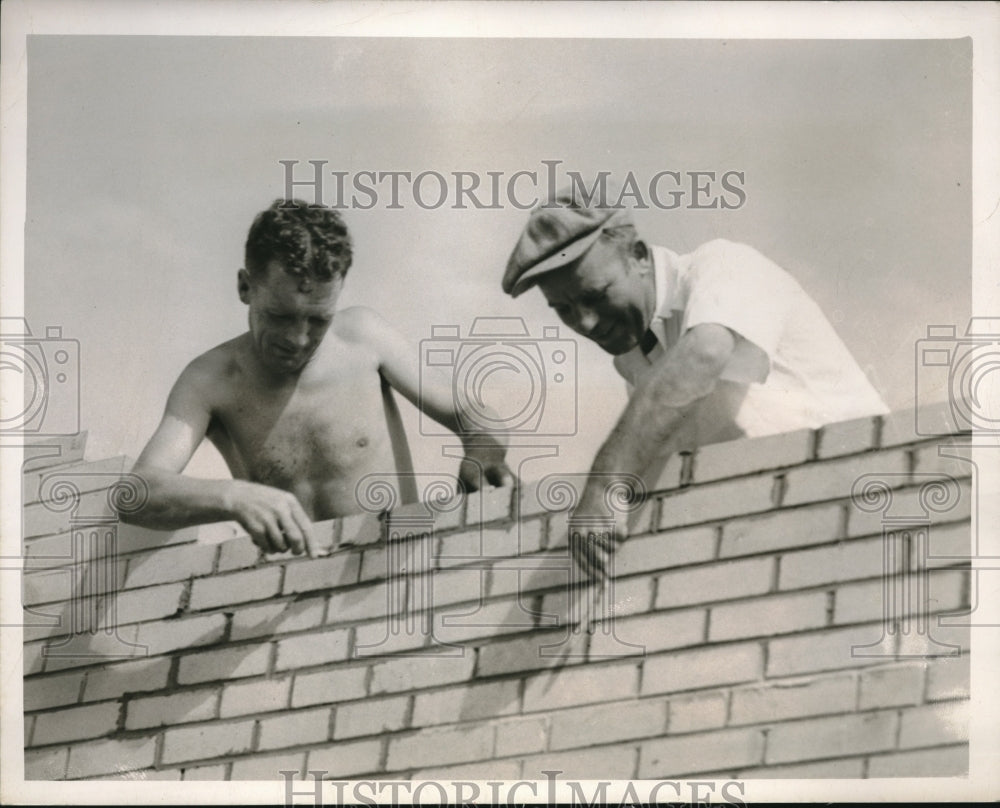 1950 Press Photo Canadian brick layers on job at new St Edwards High School - Historic Images