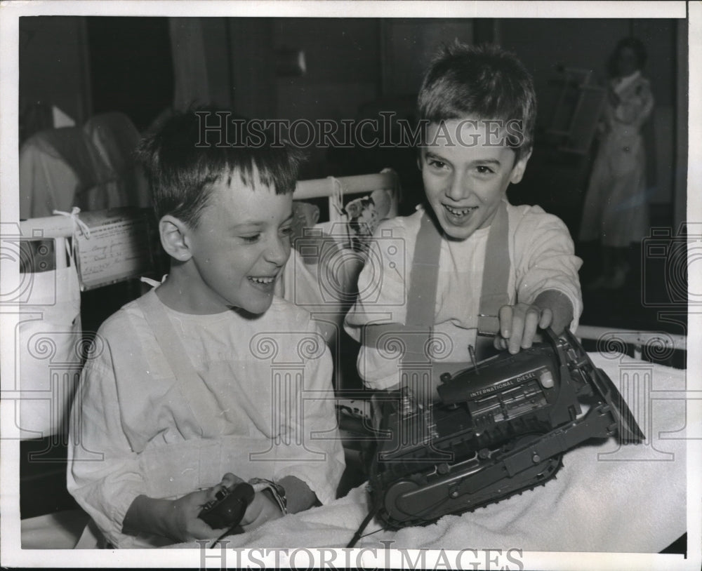 1954 Press Photo NYC, Barry Jones, Barry Levinson , polio victims at hospital- Historic Images