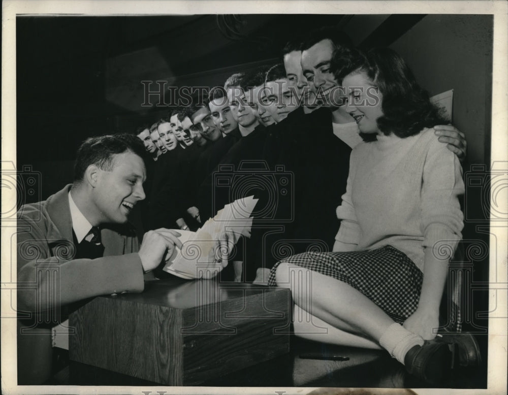 1943 Press Photo Chicago, Ill Inst. of Tech June Cox, Theo Pilat &amp; sailors- Historic Images