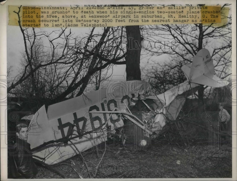 Load image into Gallery viewer, 1950 Press Photo Cinncinati, Ohio wreckage of private plane crash - nec06050

