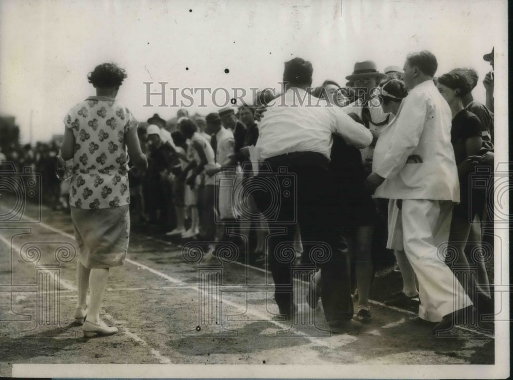 1928 Press Photo Newark, NJ Flo MacDonald wins 800 meter run - nec06080