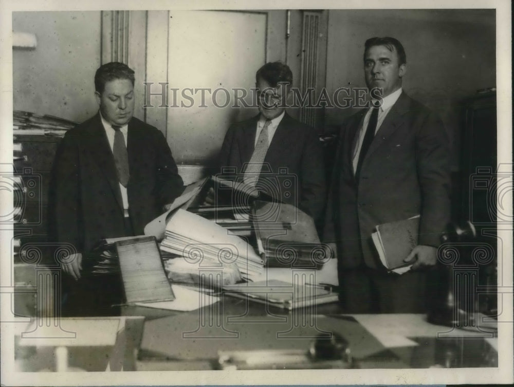 1928 Press Photo Detectives Coco Cunningham Waldron Seize Books - nec06142