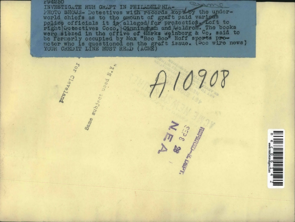 1928 Press Photo Detectives Coco Cunningham Waldron Seize Books - nec06142