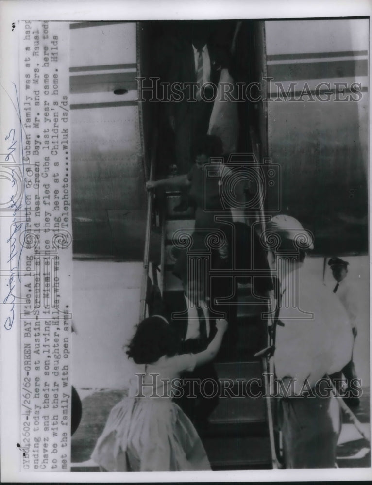 Load image into Gallery viewer, 1962 Press Photo Cuban Family of Mr &amp; Mrs Raual Chavez Reunited with Daughter
