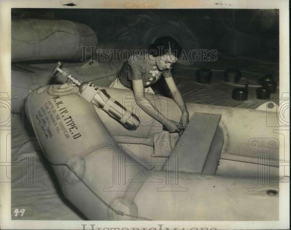 1941 Press Photo Infaltable Emergency life raft Goodyear - Historic Images