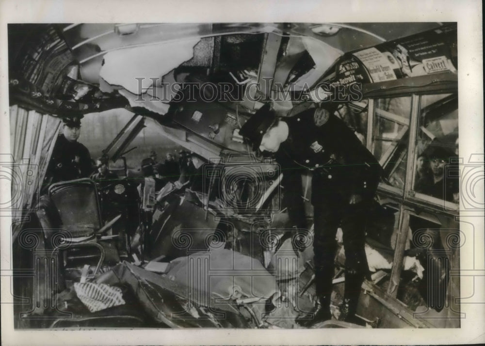 1944 Press Photo Patrolman Inspects Demolished Bus After Crash- Historic Images