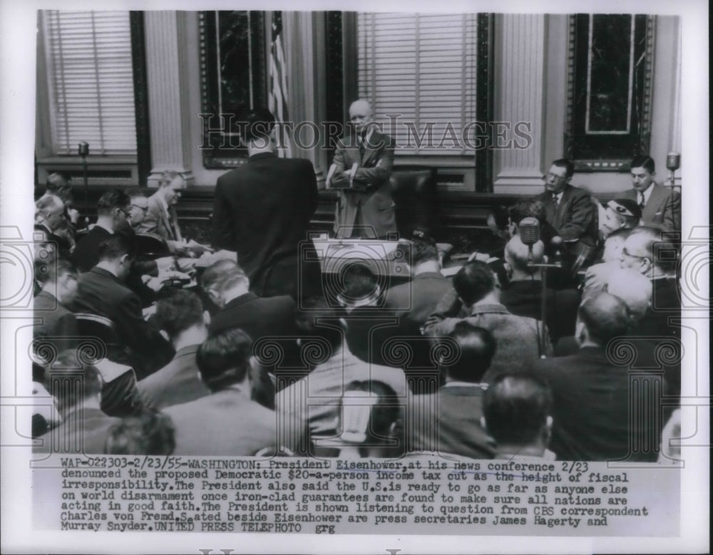 1955 Press Photo Reporters gather for President Eisenhower press conference.