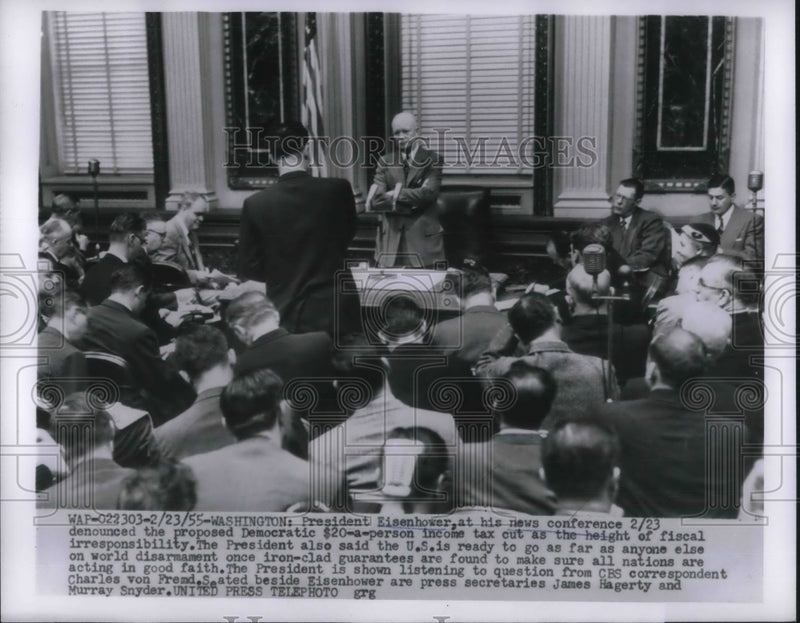 Load image into Gallery viewer, 1955 Press Photo Reporters gather for President Eisenhower press conference.
