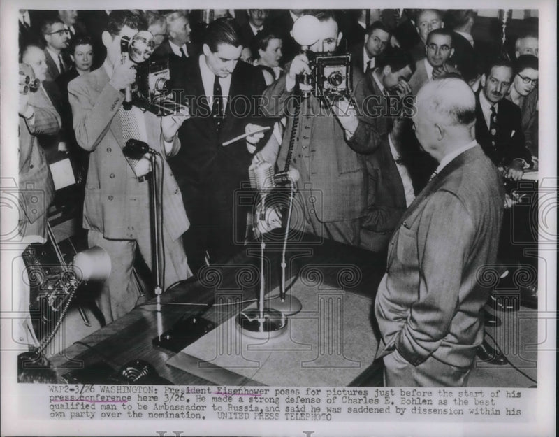 Load image into Gallery viewer, 1926 Press Photo President Eisenhower poses for press pictures.

