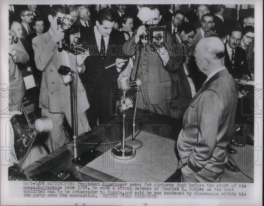 1926 Press Photo President Eisenhower poses for press pictures.