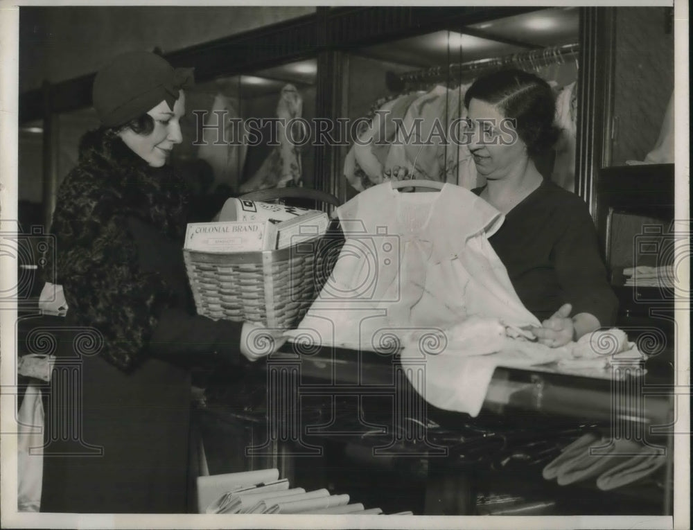 1933 Press Photo Mrs Elsie Feldman at Detroit, Mich trading store- Historic Images