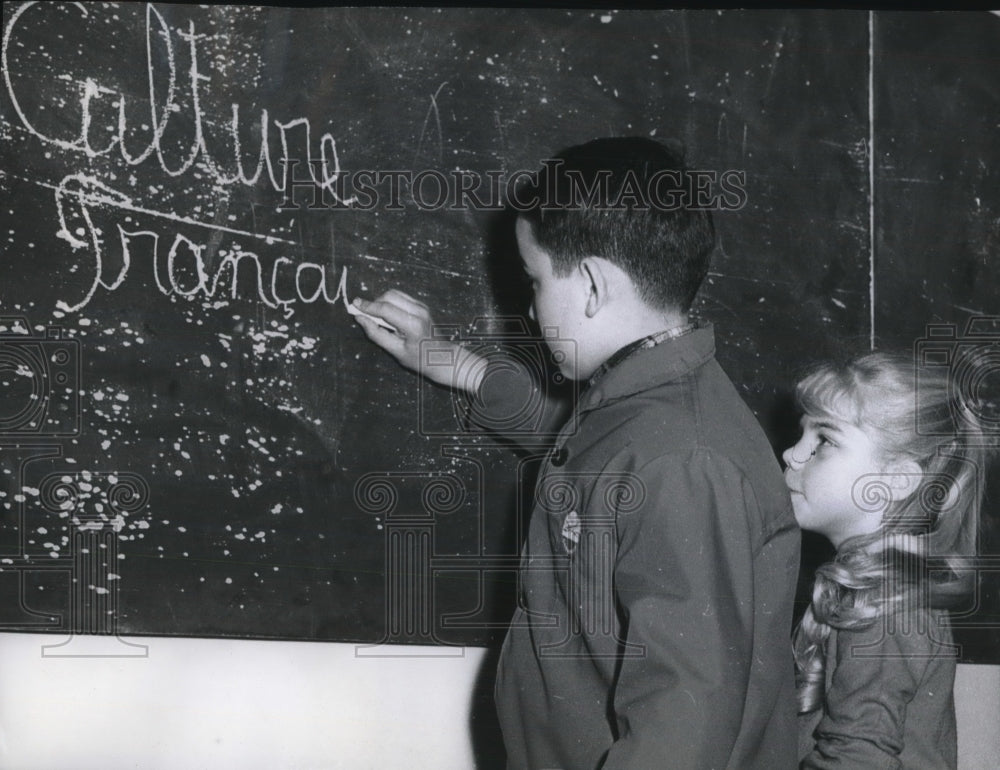 1963 Press Photo Gerard Lhez &amp; Gloria Black At Chalkboard- Historic Images