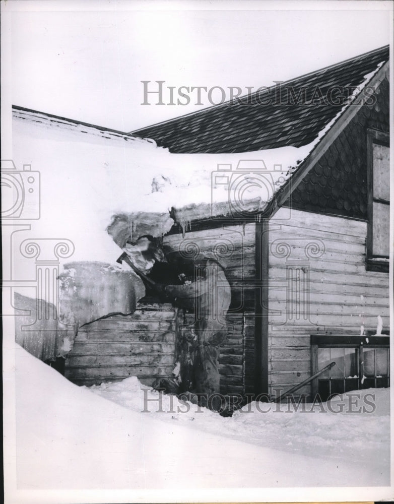 1952 Press Photo Silverton, Colo. resident of mining camp clears ice from home- Historic Images