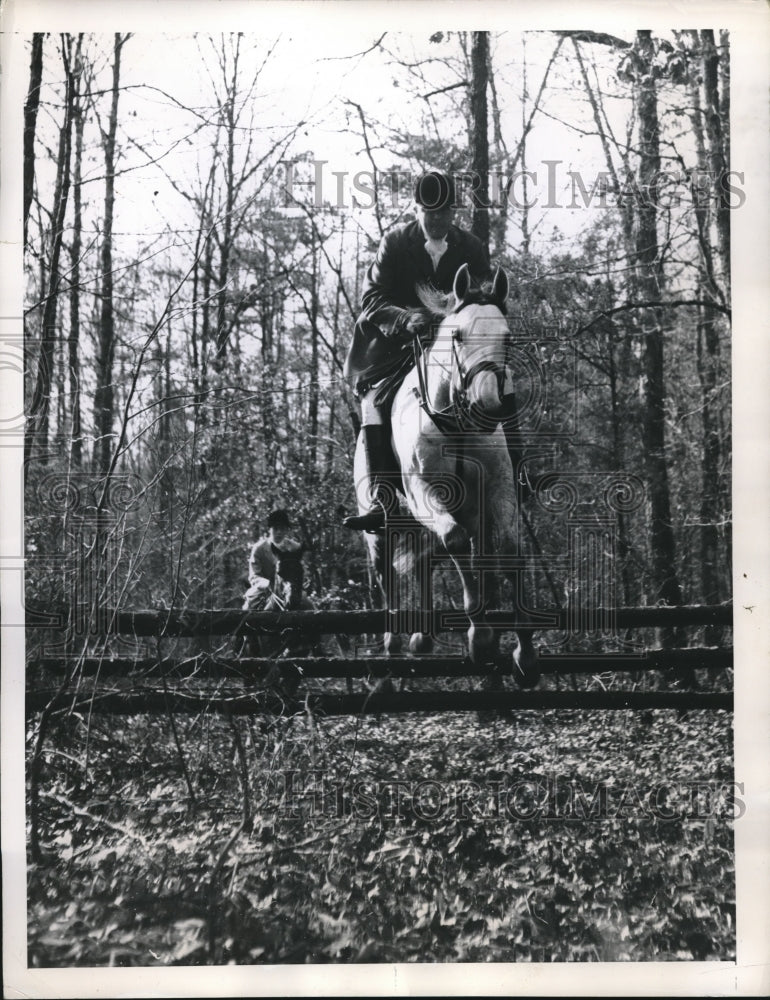 1948 Press Photo The Deer Run Hunt as dogs vainly search for elusive scent- Historic Images
