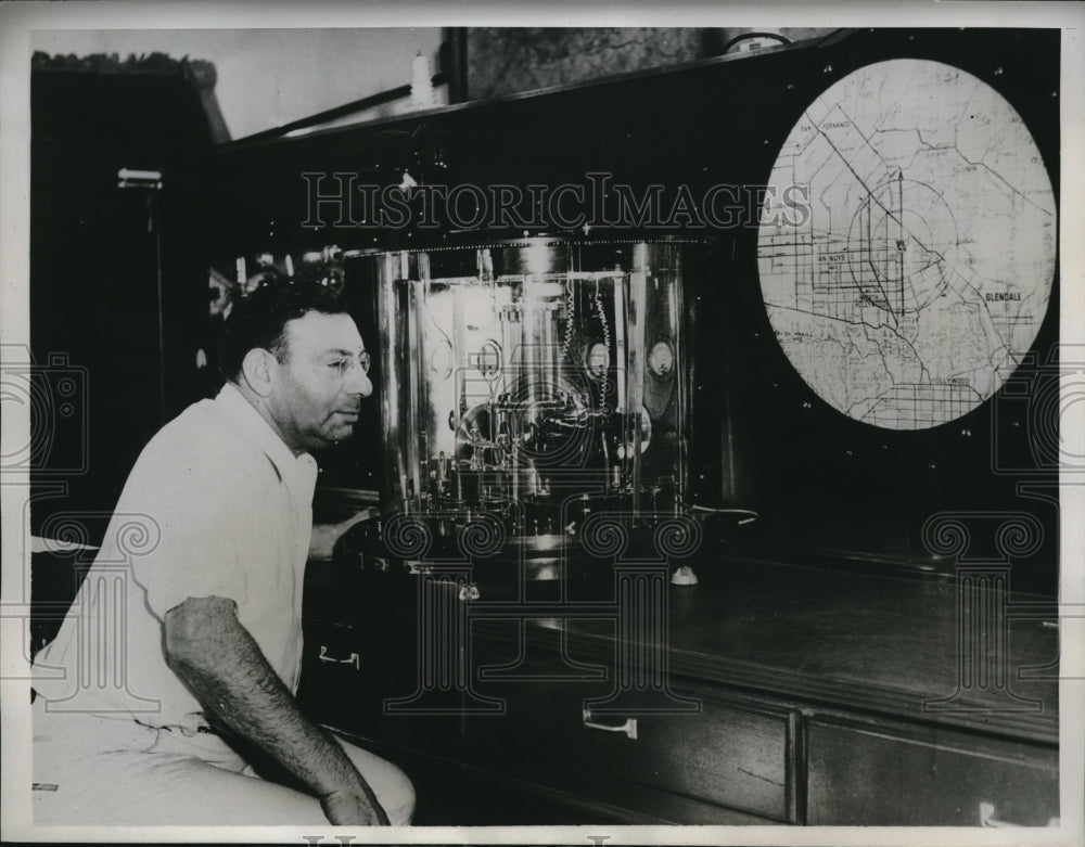 1934 Press Photo Dr Samuel Spitz Inventor of the Sonic Depth Fonder Is Perfectin- Historic Images