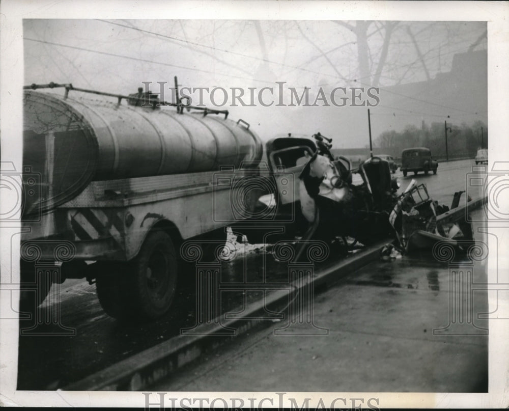 1943 Press Photo Icy Streets Cause Truck &amp; Auto Collision in Philadelphia- Historic Images