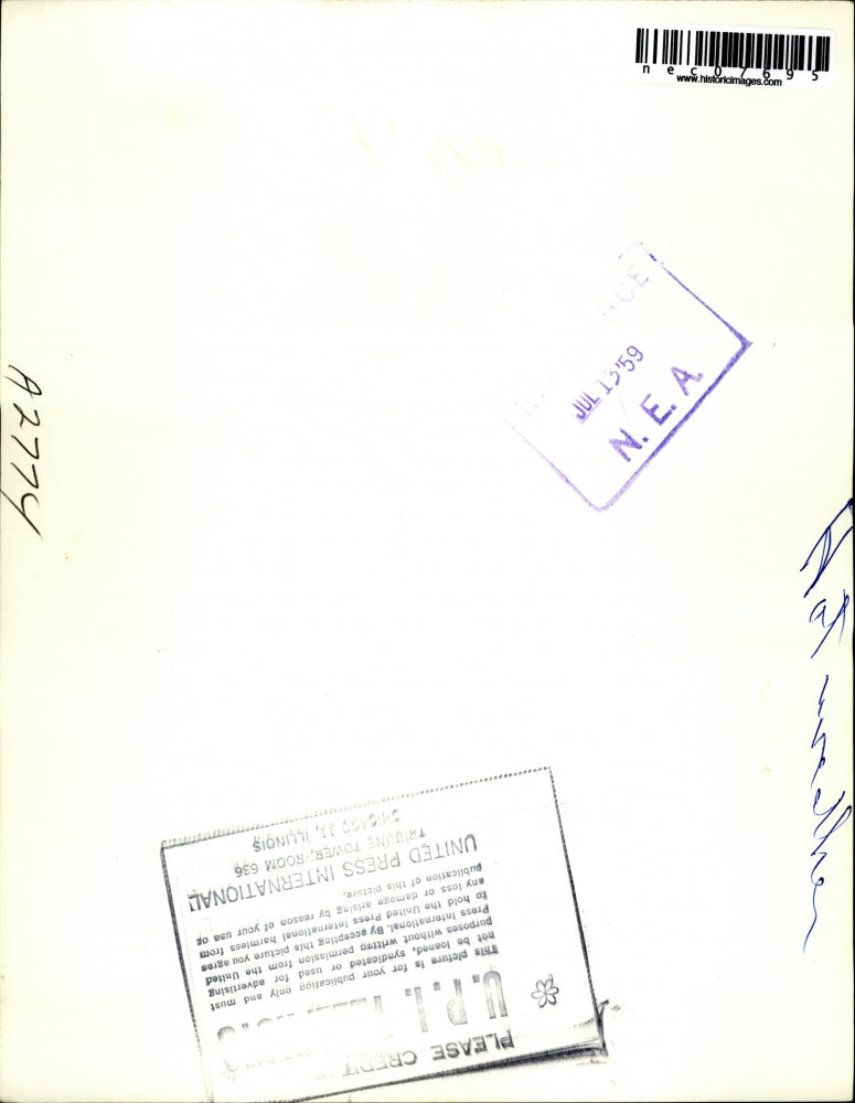 1959 Press Photo Detroit, Mich Debboe Bowman age 7 cools off in 90degree heat