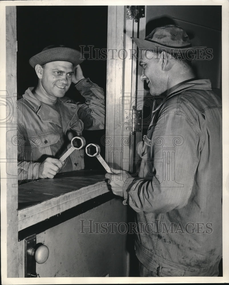 1942 Press Photo Herman & Harold Dietrich, Randolf Field, Tex mechanics