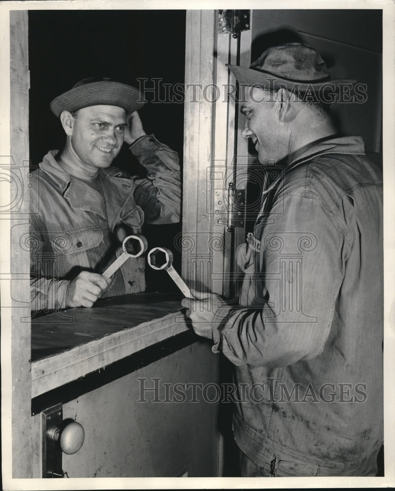 Load image into Gallery viewer, 1942 Press Photo Herman &amp; Harold Dietrich, Randolf Field, Tex mechanics
