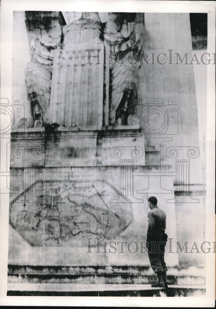 1944 Press Photo Sgt Chester Dahlmeyer at Aisne-Marne Monument in France- Historic Images