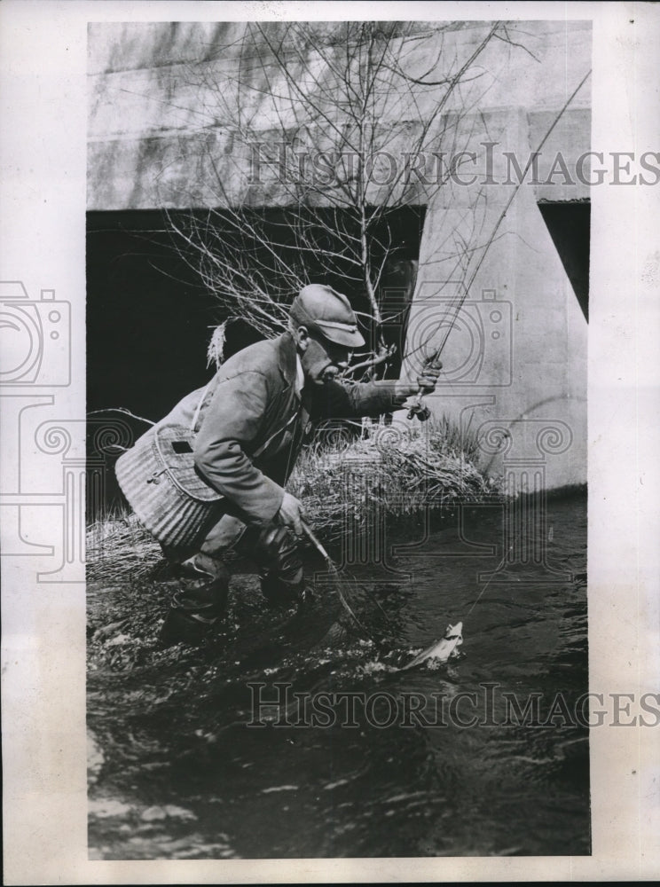 1935 Press Photo David Ferguson at the opening of the Connecticut Trout Season- Historic Images