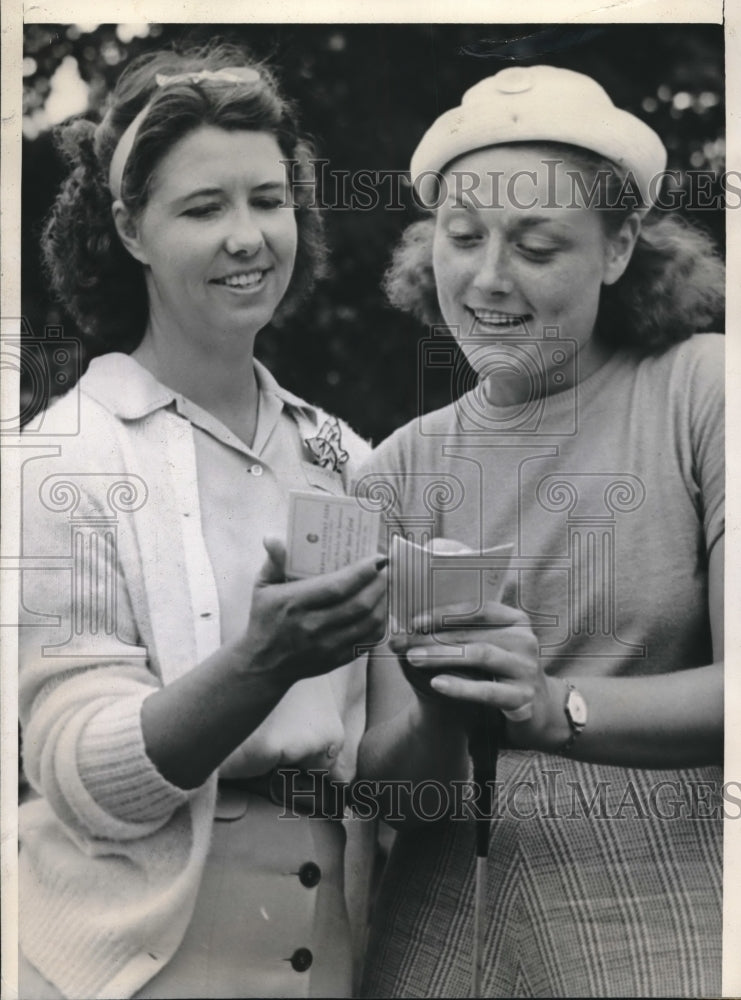 1941 Press Photo Mrs. Russell Mann &amp; Miss Eleanor Dudley Share Golf Medal- Historic Images