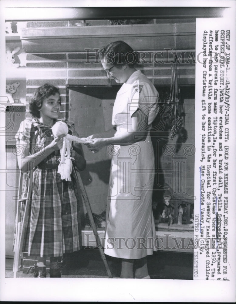 1957 Press Photo Twilla Schroeder at Age 13 Gives Gift to Charlotte Vasey- Historic Images