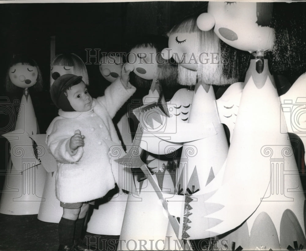 1965 Press Photo Giuseppe Belcastro Angel Decorations - Historic Images