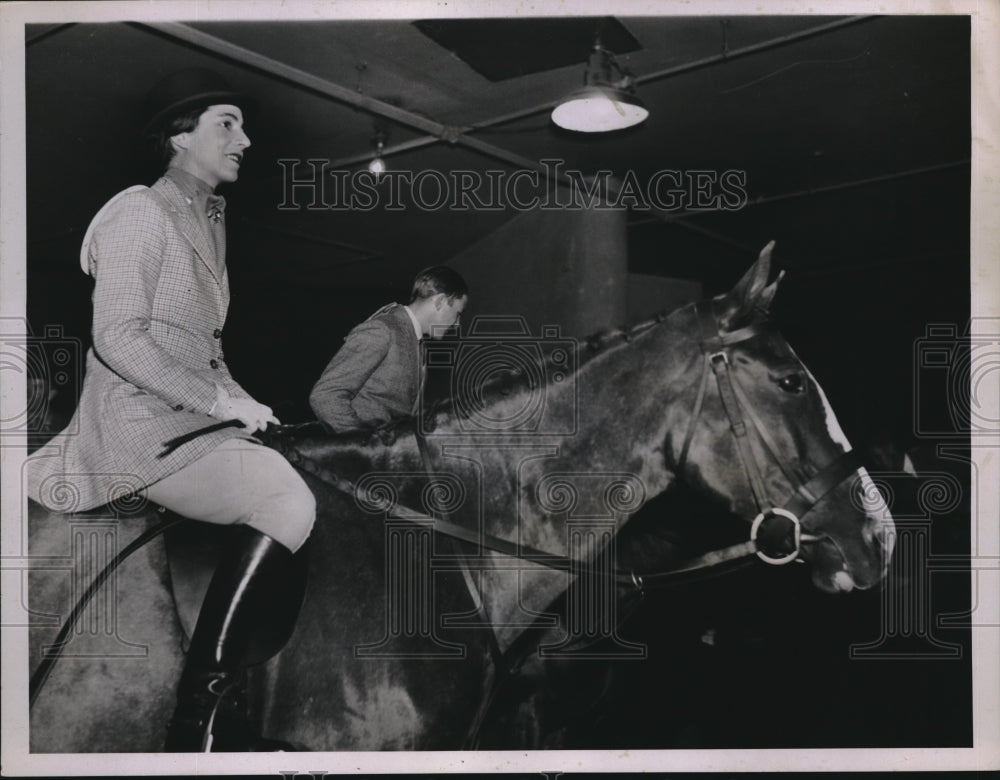 1935 Press Photo Mrs. John Bouvier 3rd on Danseuse in Lady's Open Hunter Class