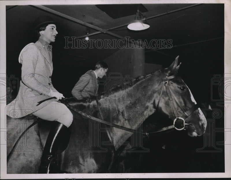 Load image into Gallery viewer, 1935 Press Photo Mrs. John Bouvier 3rd on Danseuse in Lady's Open Hunter Class
