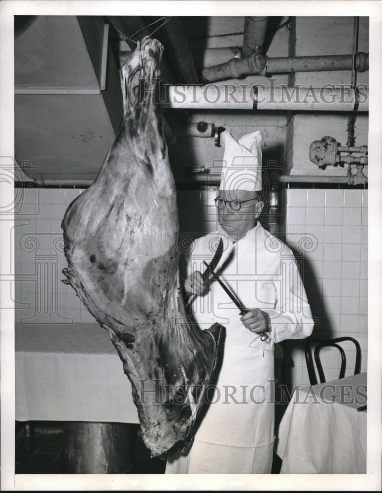 1946 Press Photo Senator Burton Wheeler Sliding Meat in Senate Restaurant- Historic Images