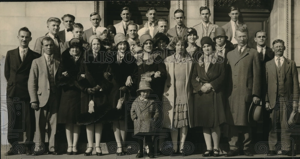1928 Press Photo Strikers at Kenoska Wes Knitting Mill - nec08939