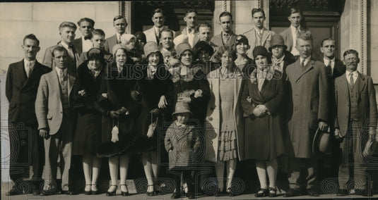 1928 Press Photo Strikers at Kenoska Wes Knitting Mill - nec08939