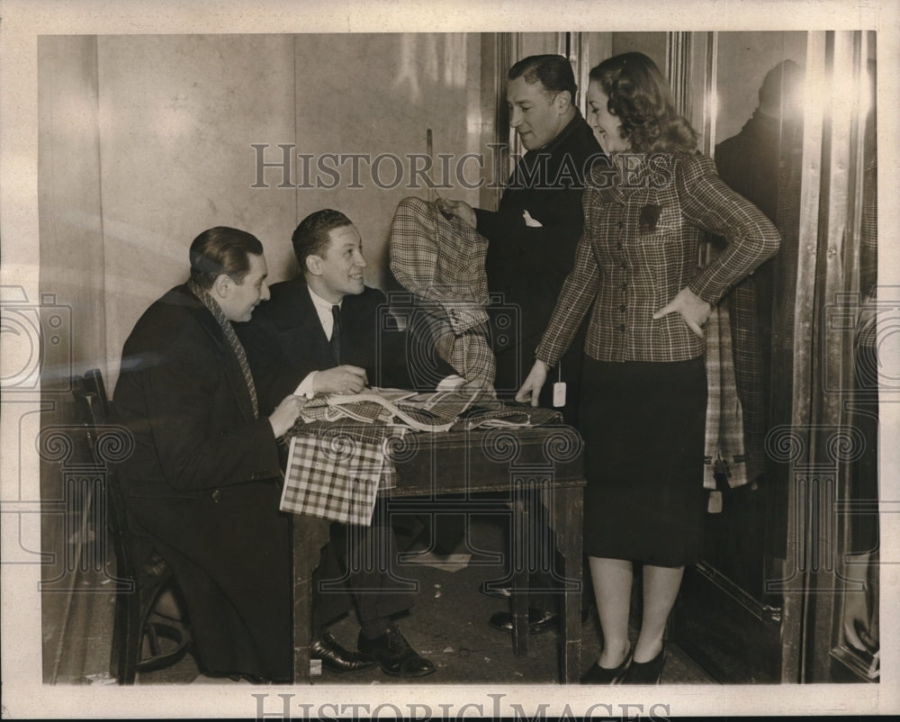 1939 Press Photo Greenmoor Clothes &amp; Sells Clothes in Lobby  During Strike- Historic Images