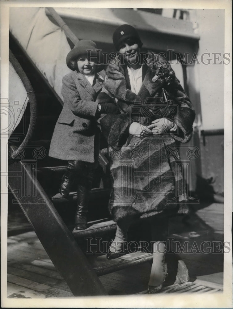 1928 Press Photo English Child Actress Yvonne Day Arrives in Boston- Historic Images