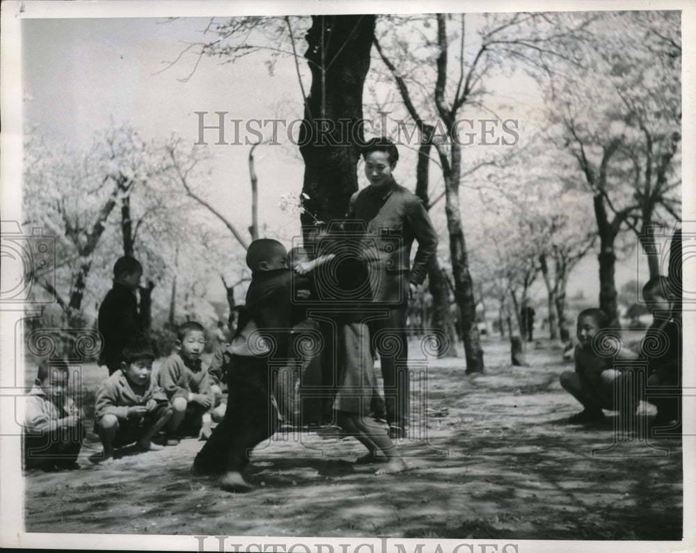 1947 Press Photo As The Referee Makes Sure No Ears Are Bitten Two Japanese - Historic Images