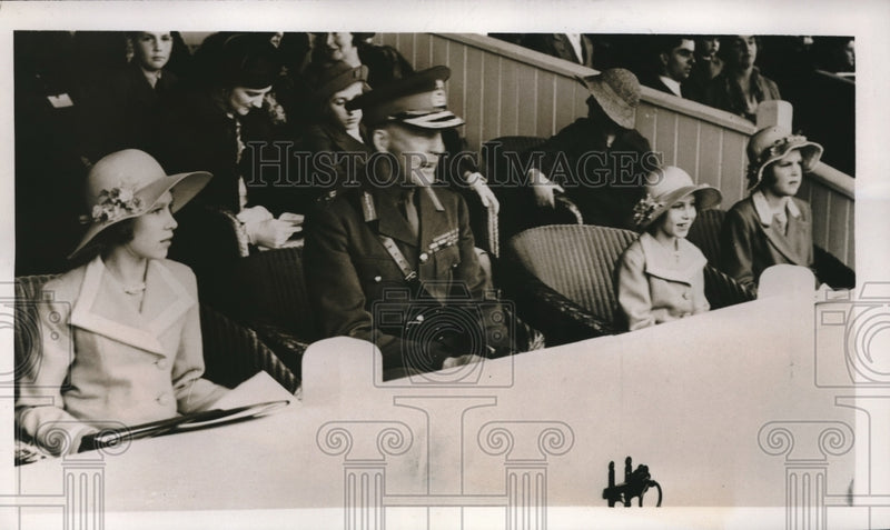 Load image into Gallery viewer, 1938 Press Photo Princess Elizabeth , Margaret Rose, Mammoth
