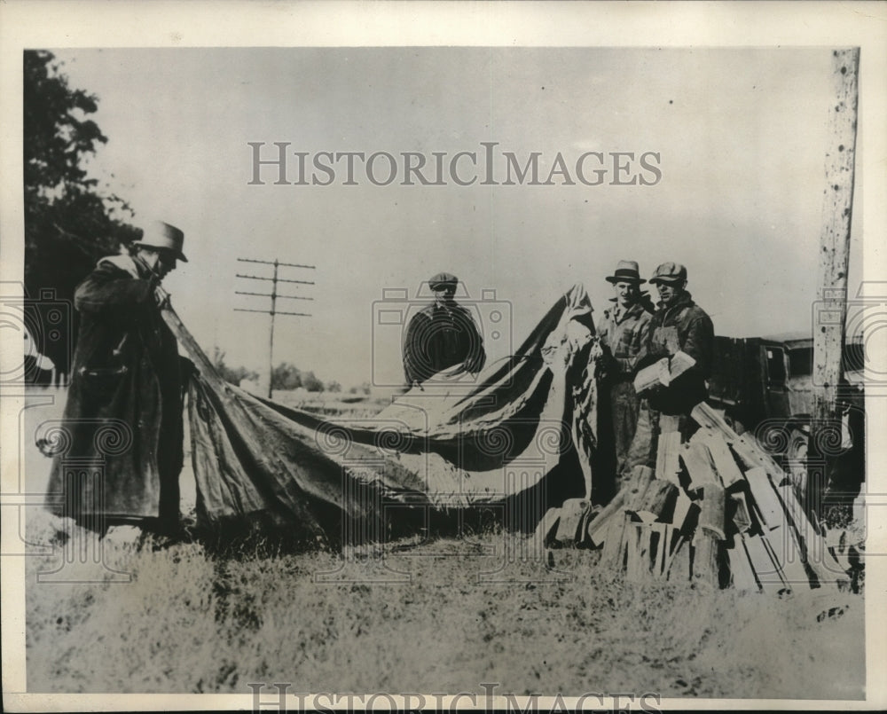 1932 Press Photo Farmers blocking access to their cattle market in St. Paul, MN
