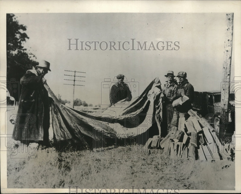 Load image into Gallery viewer, 1932 Press Photo Farmers blocking access to their cattle market in St. Paul, MN
