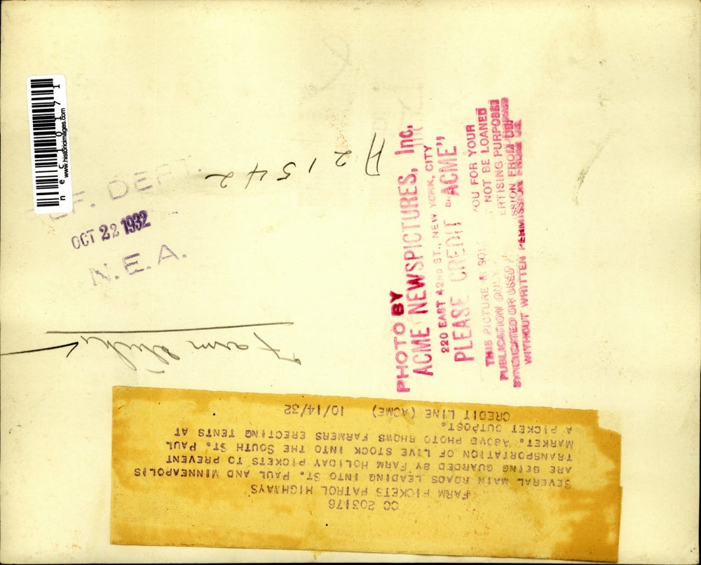 1932 Press Photo Farmers blocking access to their cattle market in St. Paul, MN