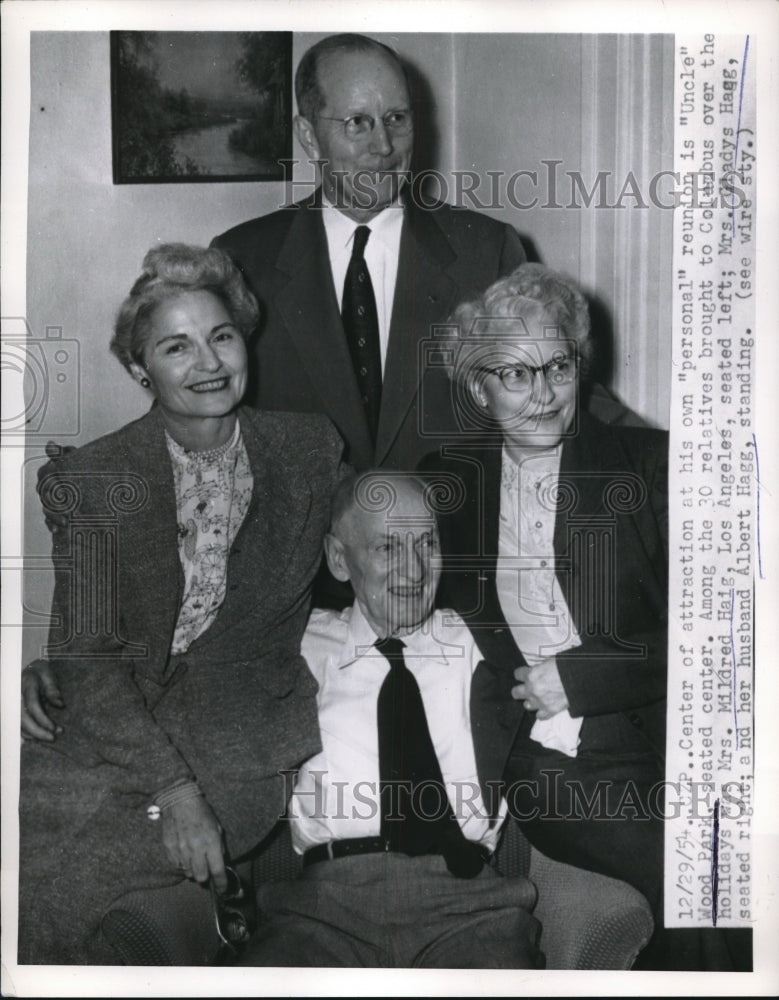 1954 Press Photo Uncle Wood Park Reunited With Family Members For Holidays- Historic Images